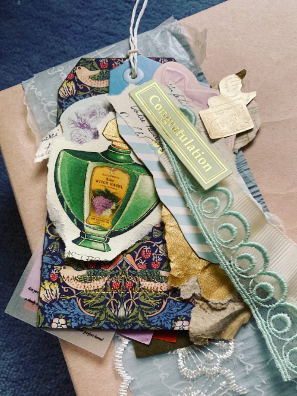 グリーン系のフォトフレームを着用したレディースの春コーディネートの2枚目の写真