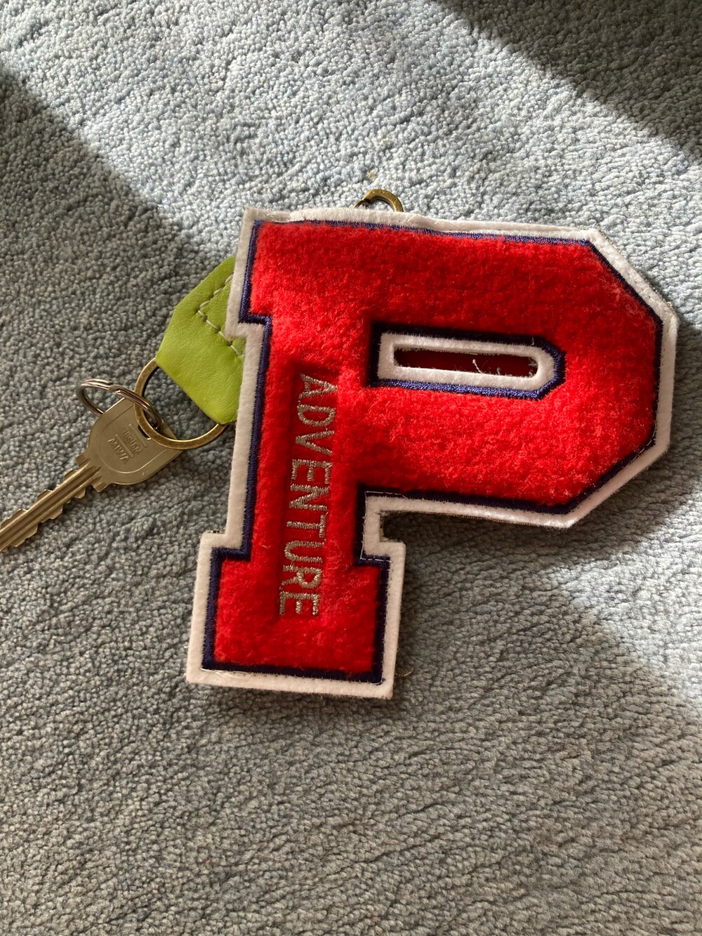 レッド系のショルダーバッグを着用したレディースの春コーディネートの5枚目の写真