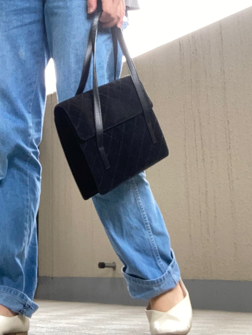 ブラック系のハンドバッグを着用したレディースの秋コーディネートの2枚目の写真