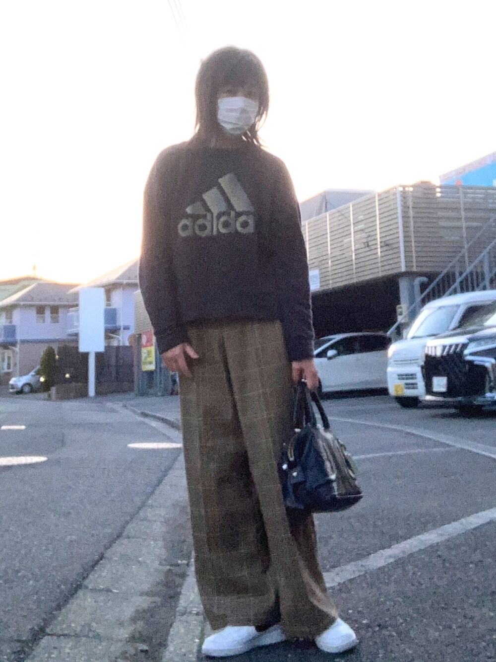 ブラック系のスウェット、ブラウン系のその他パンツを着用したレディースの春コーディネートの2枚目の写真