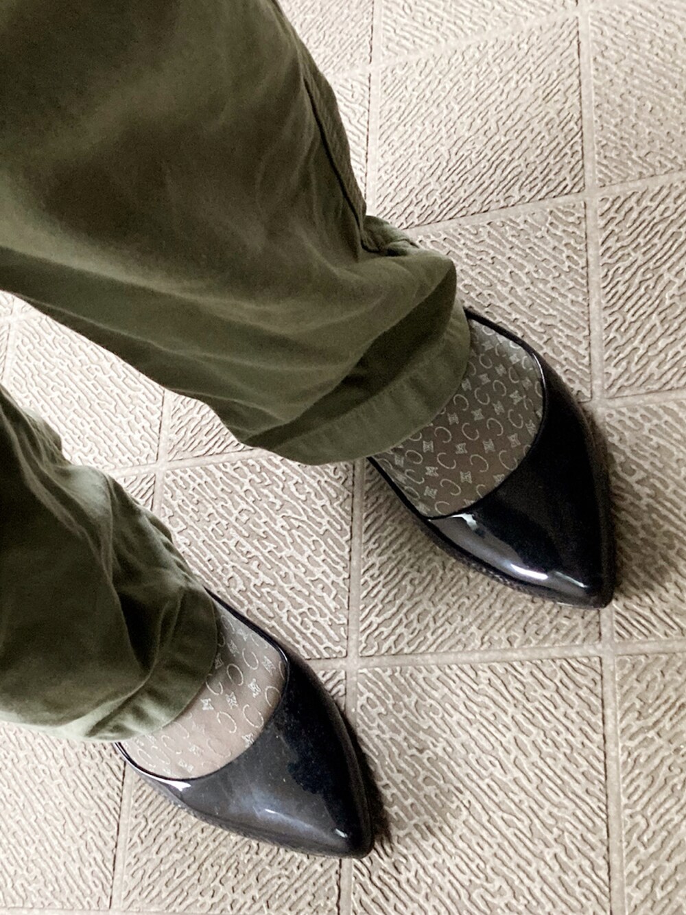 ベージュ系のニット/セーター、グリーン系のカーゴパンツを着用したレディースの秋コーディネートの2枚目の写真