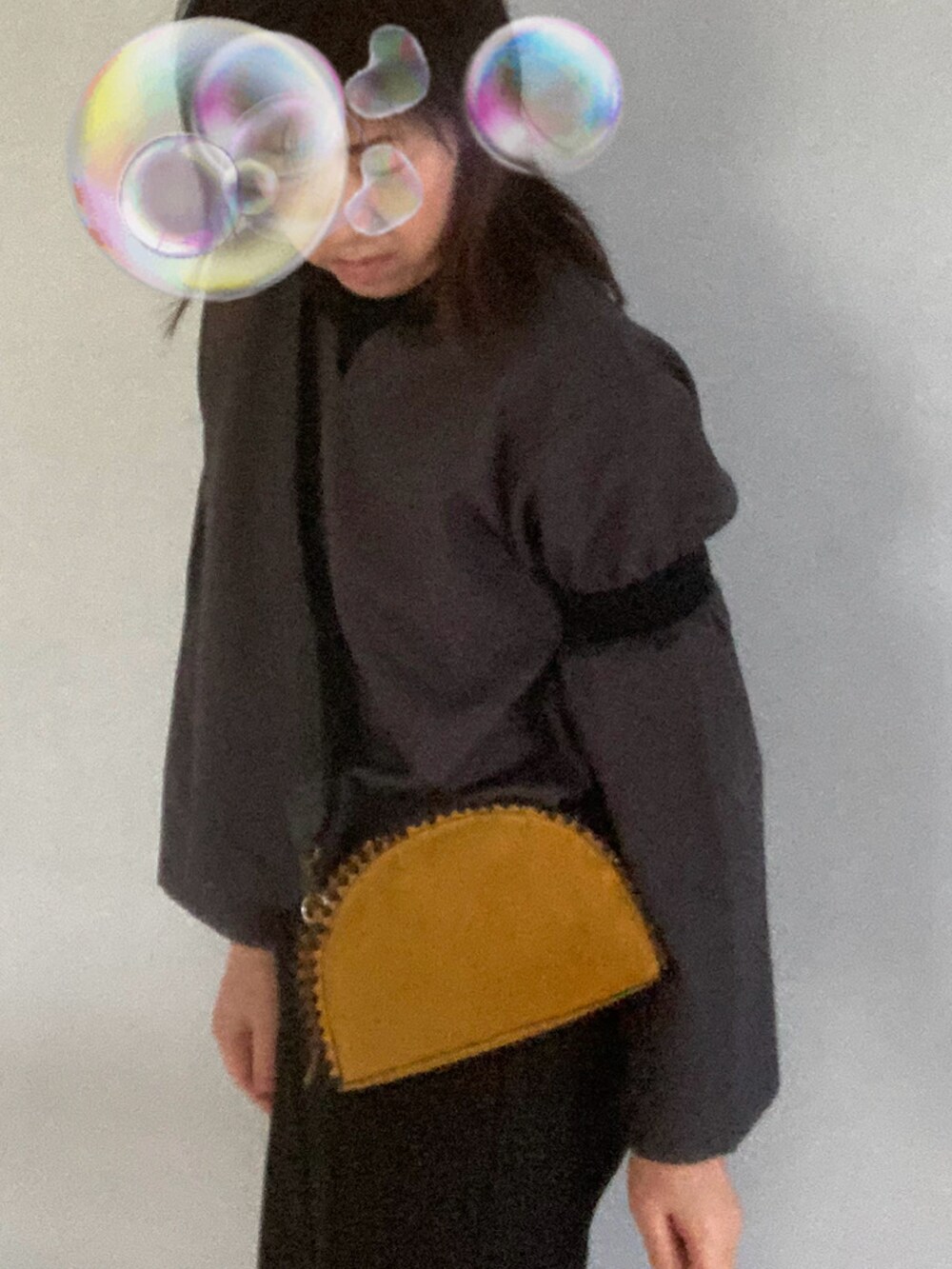 ブラック系のショルダーバッグを着用したレディースの秋コーディネートの3枚目の写真