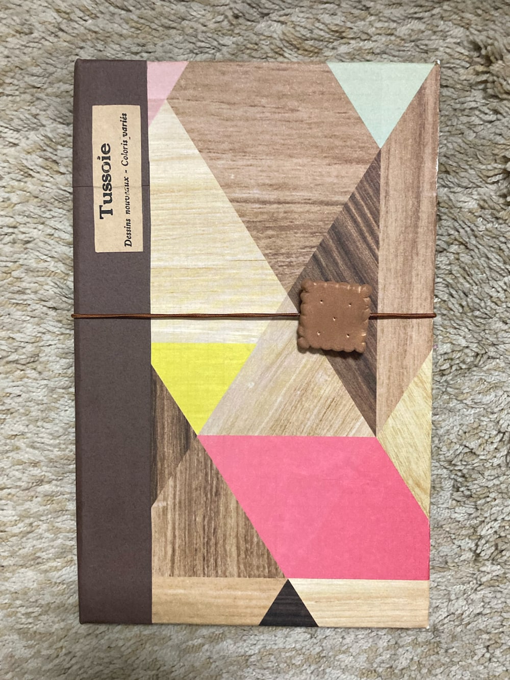 ブラウン系の手帳/メモ帳を着用したレディースの冬コーディネートの2枚目の写真