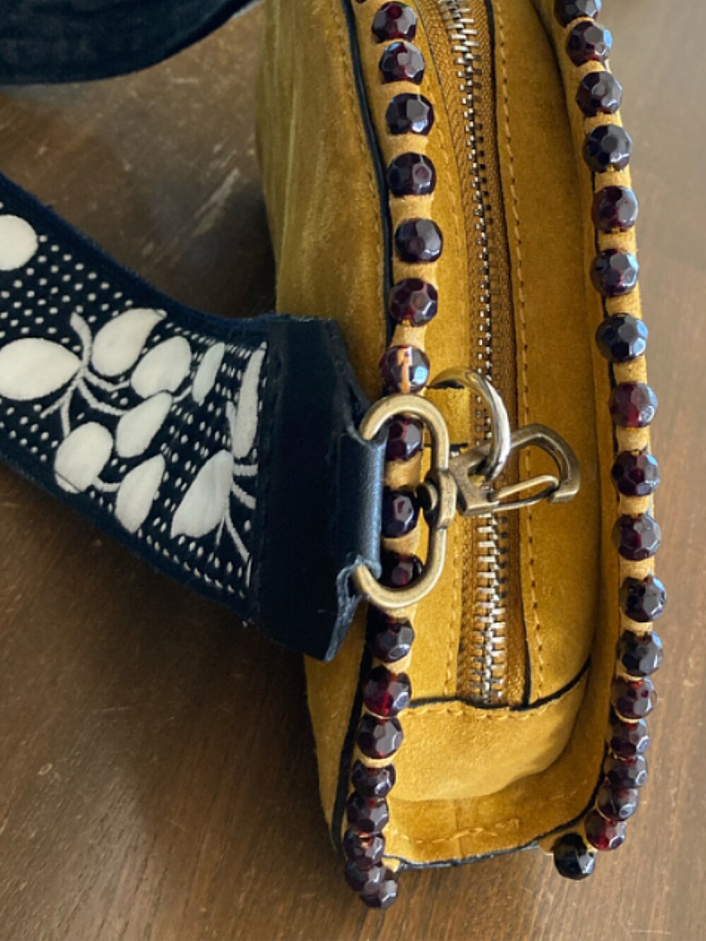 ブラック系のショルダーバッグを着用したレディースの秋コーディネートの4枚目の写真