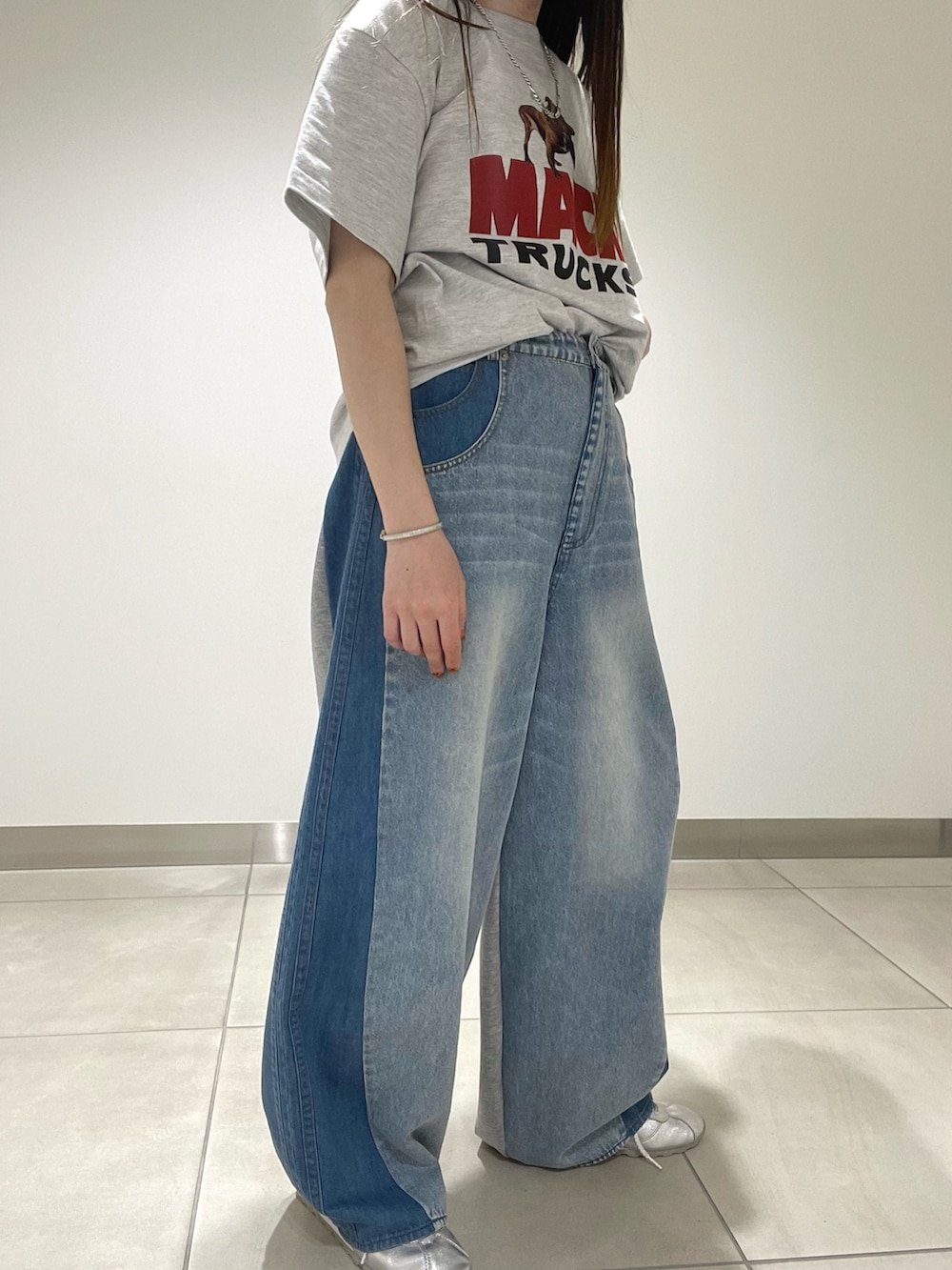 ブルー系のデニムパンツを着用したレディースの春コーディネートの3枚目の写真