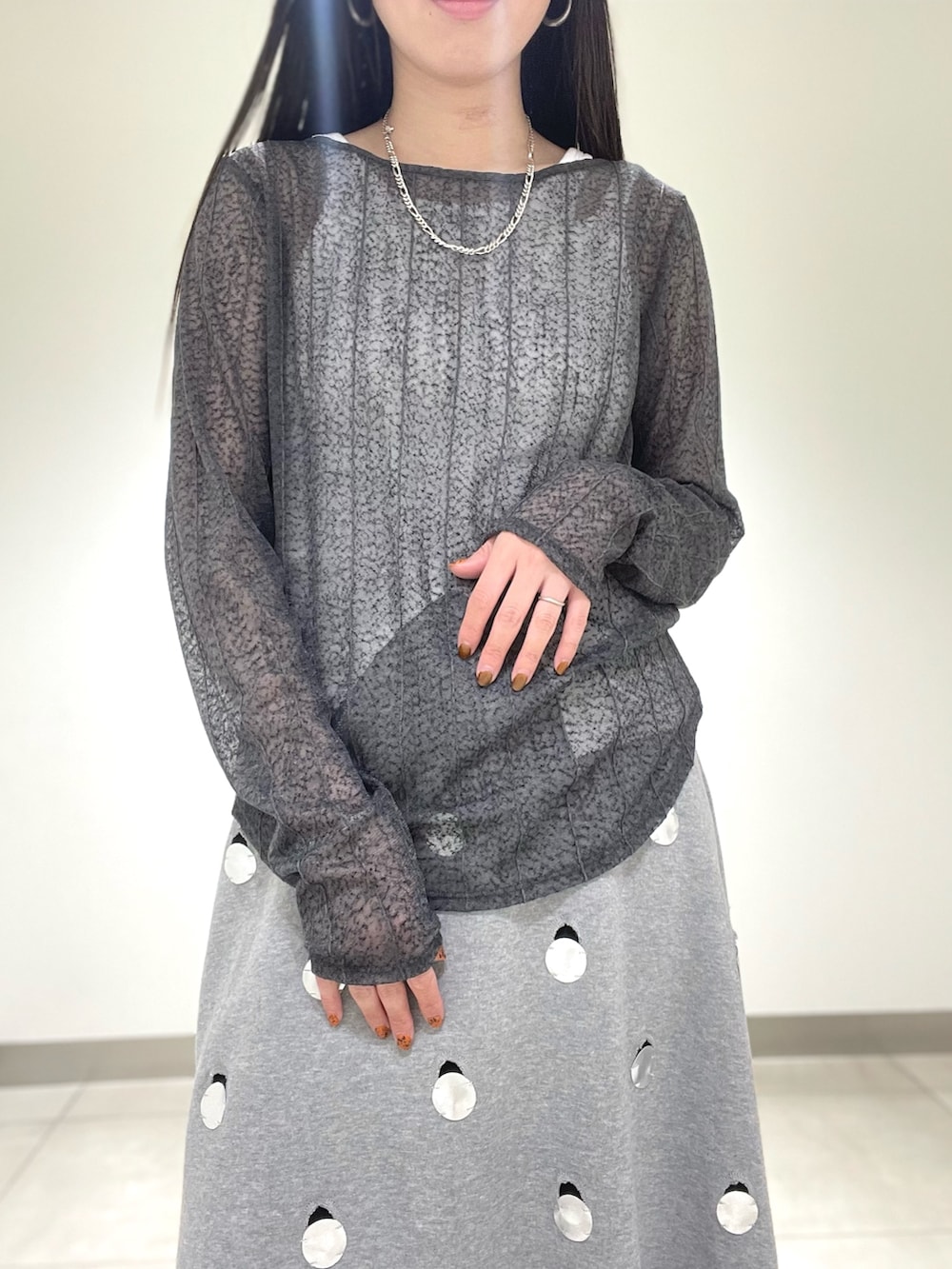 グレー系のTシャツ/カットソー、グレー系のスカート、グレー系のその他アウターを着用したレディースの春コーディネートの4枚目の写真