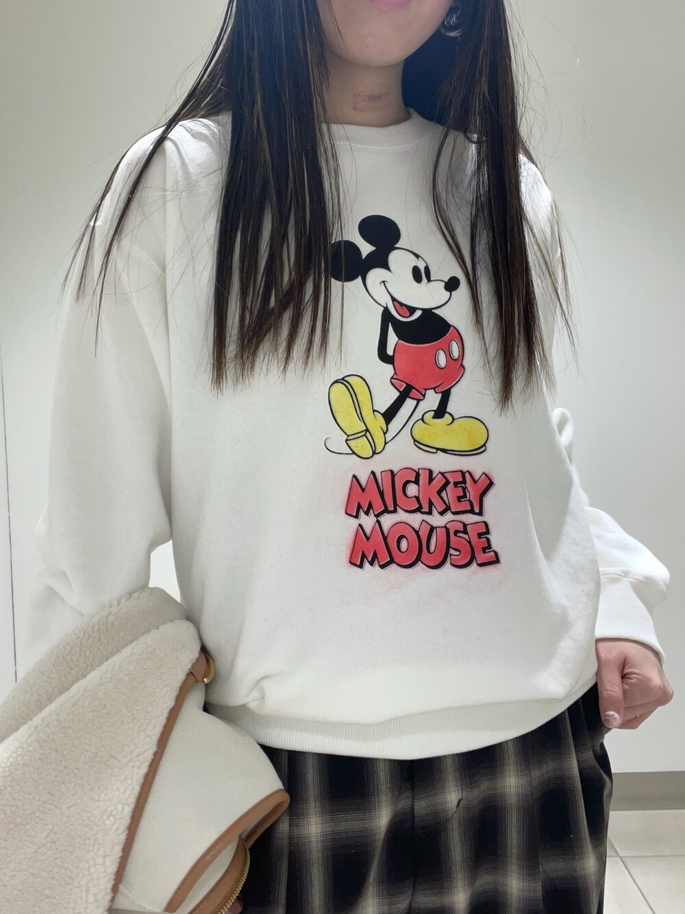 ホワイト系のベスト、ホワイト系のTシャツ/カットソーを着用したレディースの秋コーディネートの2枚目の写真