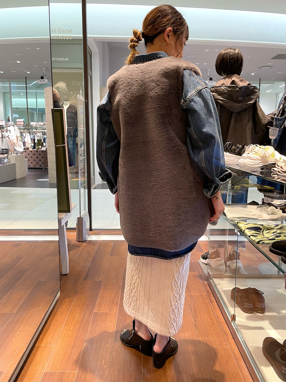 ブルー系のシャツ/ブラウス、グレー系のベスト、ホワイト系のスカートを着用したレディースの夏コーディネートの2枚目の写真