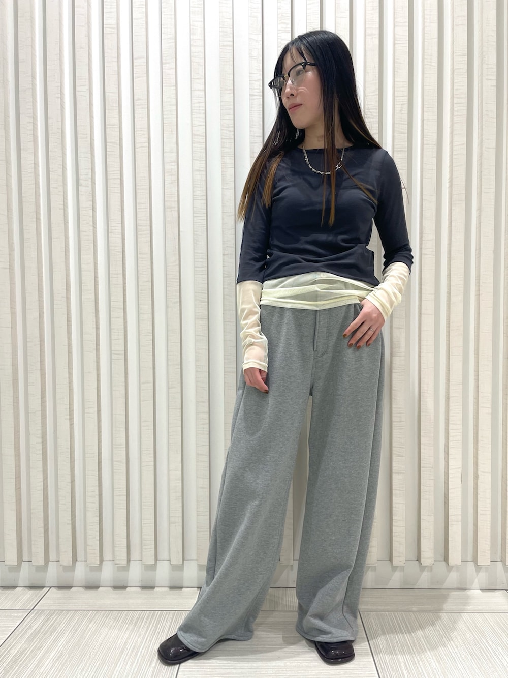 ブラック系のカーディガン/ボレロを着用したレディースの春コーディネートの3枚目の写真