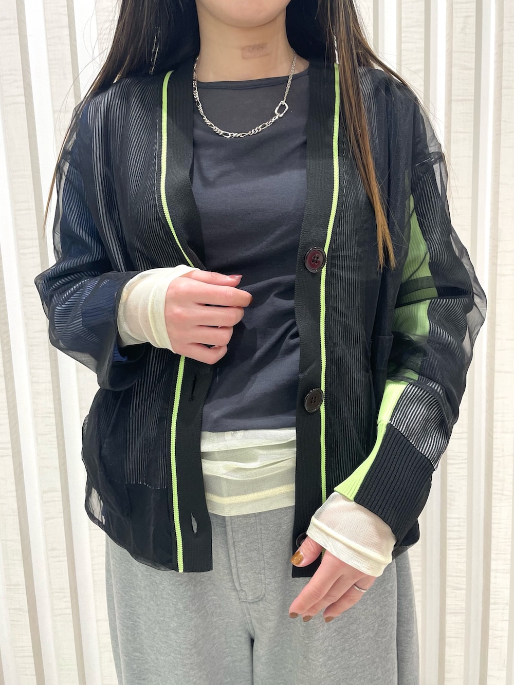 ブラック系のカーディガン/ボレロを着用したレディースの春コーディネートの2枚目の写真