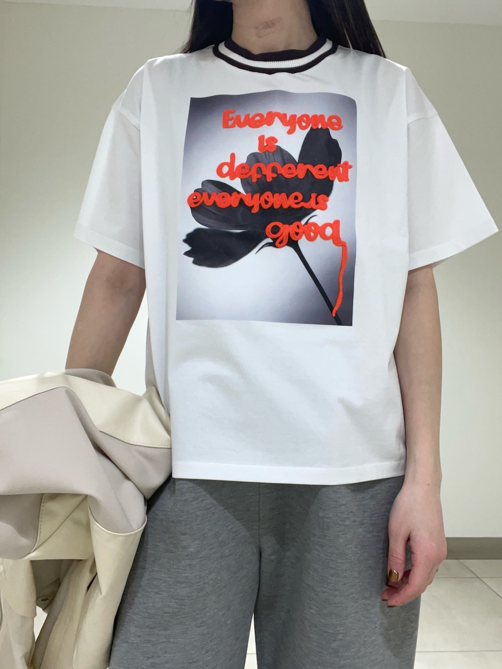 ホワイト系のブルゾンを着用したレディースの春コーディネートの4枚目の写真