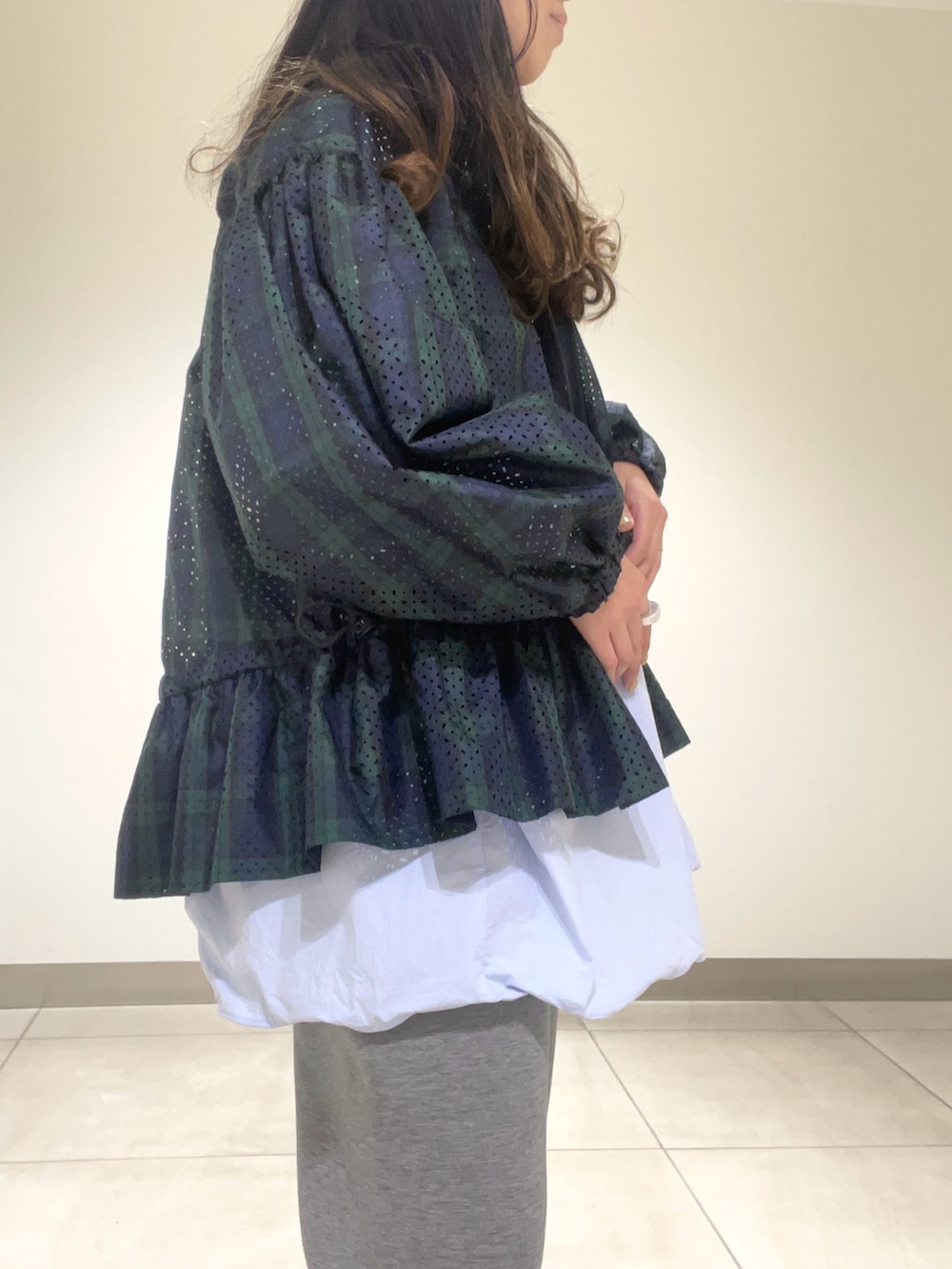 グレー系のその他パンツ、ブルー系のシャツ/ブラウスを着用したレディースの秋コーディネートの3枚目の写真