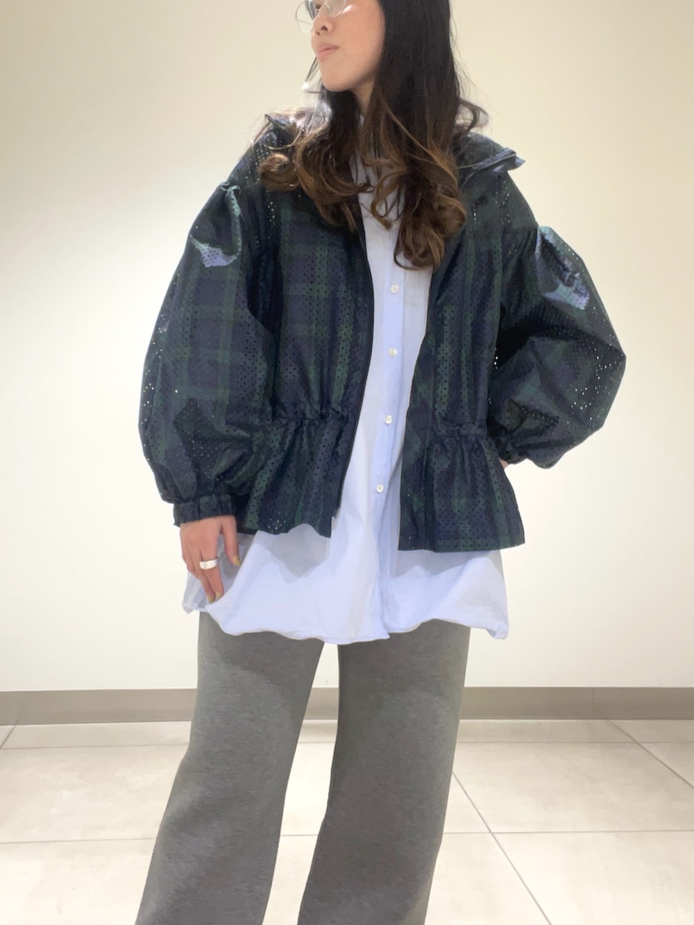 グレー系のその他パンツ、ブルー系のシャツ/ブラウスを着用したレディースの秋コーディネートの2枚目の写真