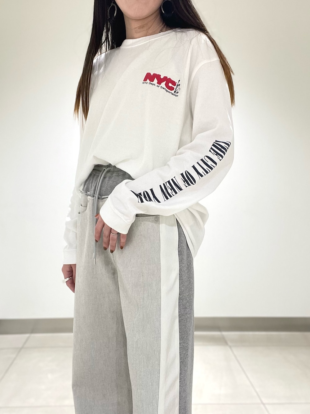 ホワイト系のTシャツ/カットソーを着用したレディースの春コーディネートの3枚目の写真