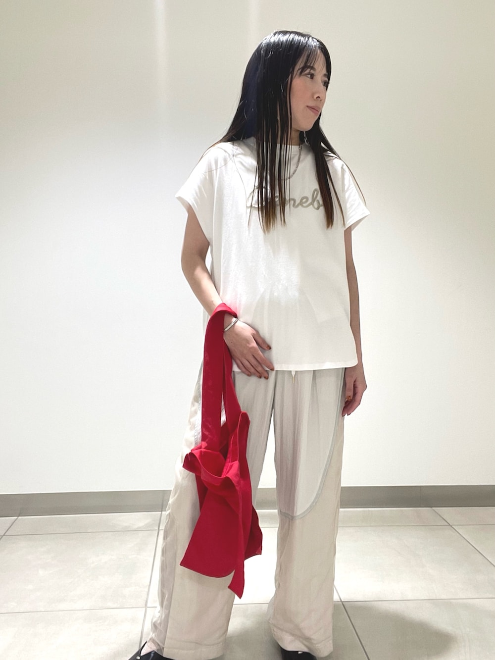 ホワイト系のTシャツ/カットソーを着用したレディースの夏コーディネートの2枚目の写真