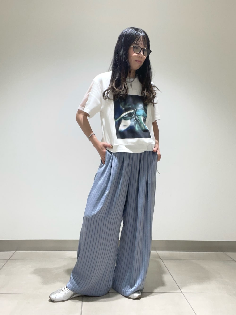 グレー系のその他パンツ、シルバー系のその他小物を着用したレディースの夏コーディネートの5枚目の写真