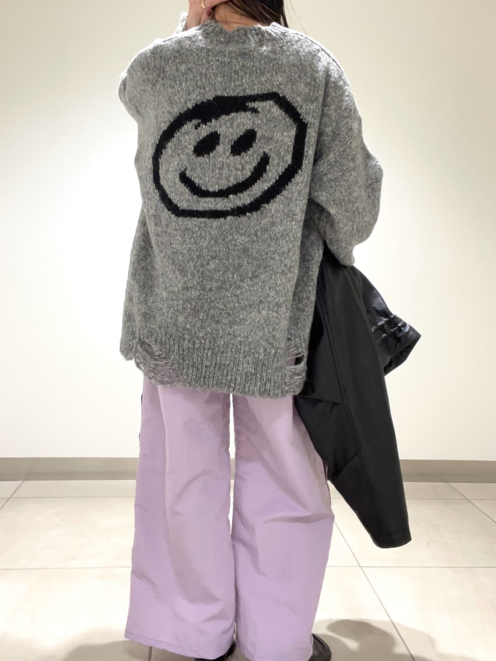パープル系のその他パンツ、グレー系のニット/セーター、ブラック系のその他アウターを着用したレディースの冬コーディネートの2枚目の写真