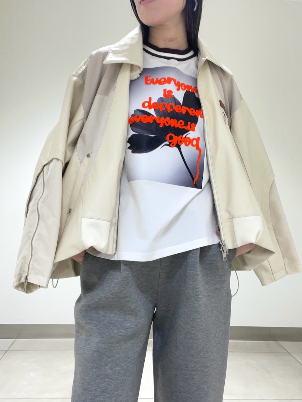 ホワイト系のブルゾンを着用したレディースの春コーディネートの3枚目の写真