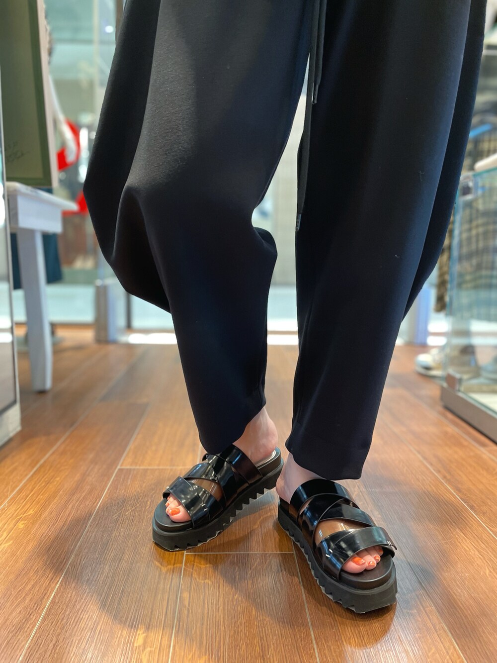 ブラック系のショルダーバッグ、ブラック系のライダースジャケットを着用したレディースの夏コーディネートの3枚目の写真