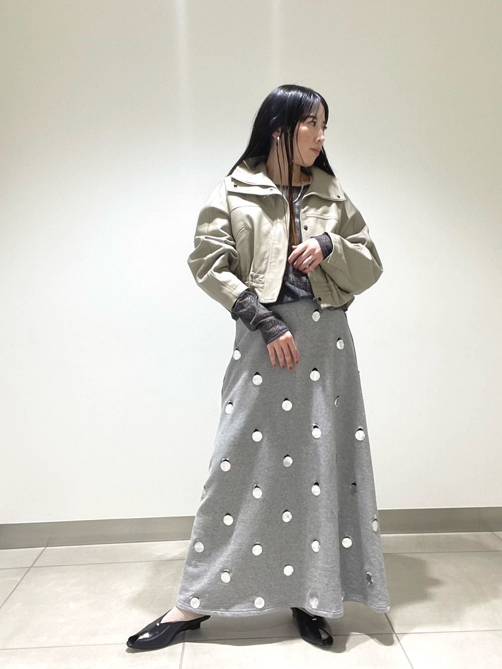 グレー系のTシャツ/カットソー、グレー系のスカート、グレー系のその他アウターを着用したレディースの春コーディネートの3枚目の写真