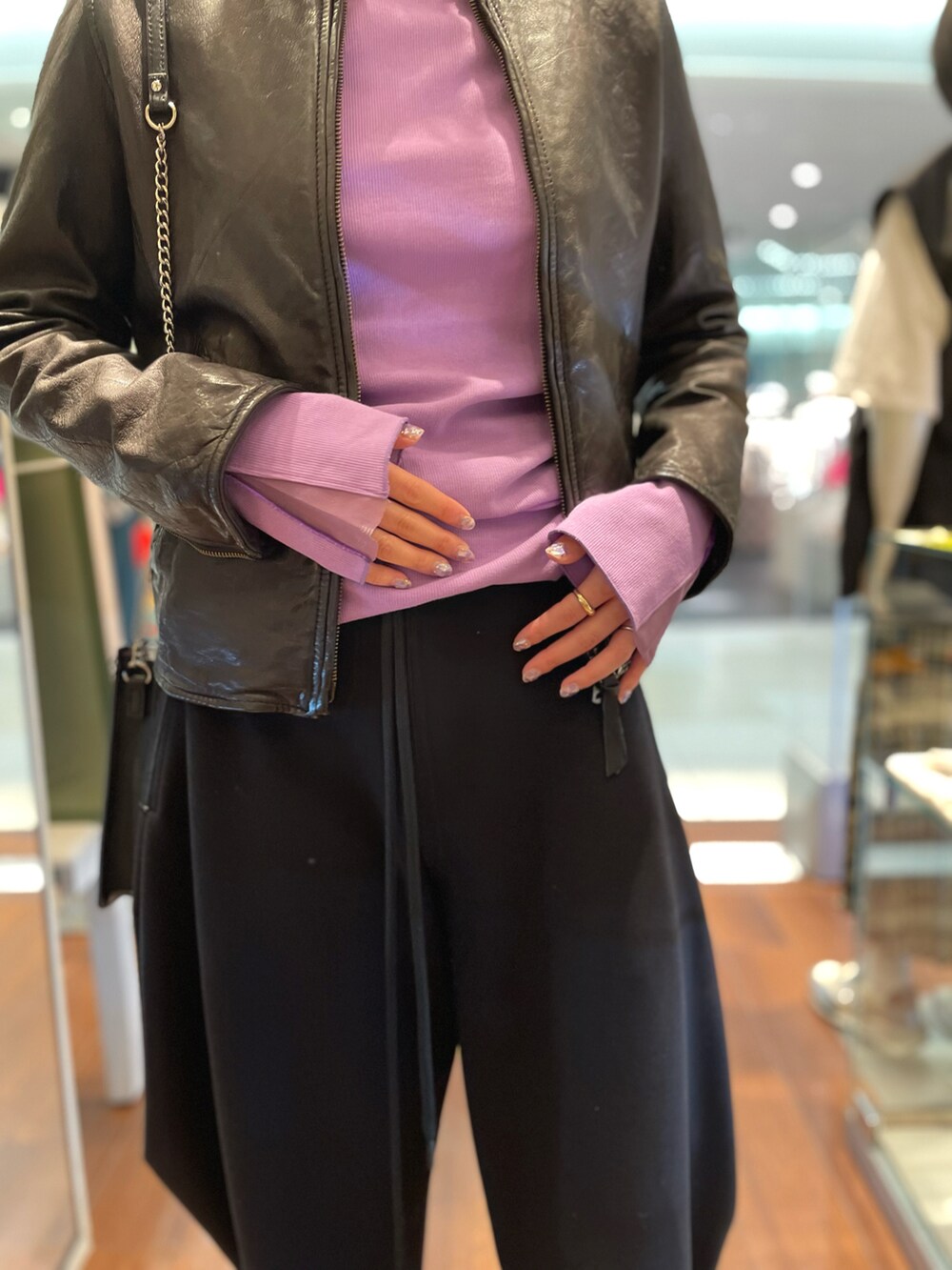 ブラック系のショルダーバッグ、ブラック系のライダースジャケットを着用したレディースの夏コーディネートの4枚目の写真