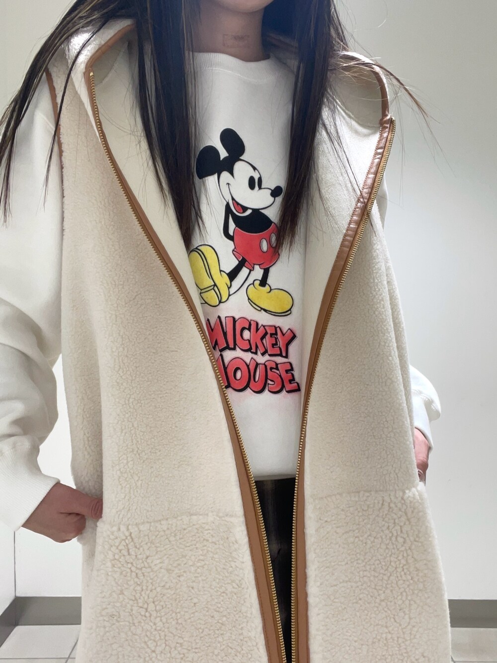 ホワイト系のベスト、ホワイト系のTシャツ/カットソーを着用したレディースの秋コーディネートの3枚目の写真