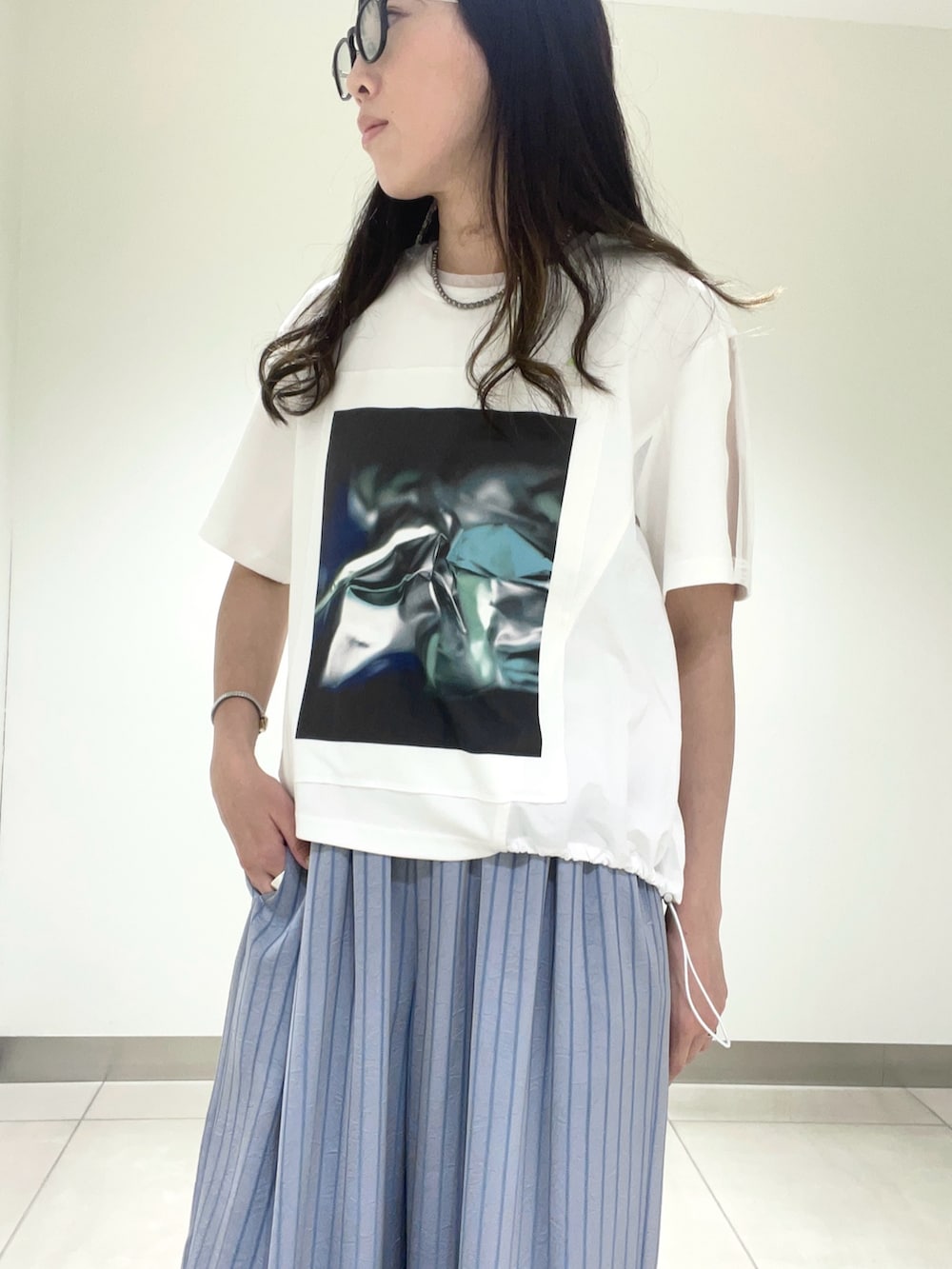グレー系のその他パンツ、シルバー系のその他小物を着用したレディースの夏コーディネートの4枚目の写真