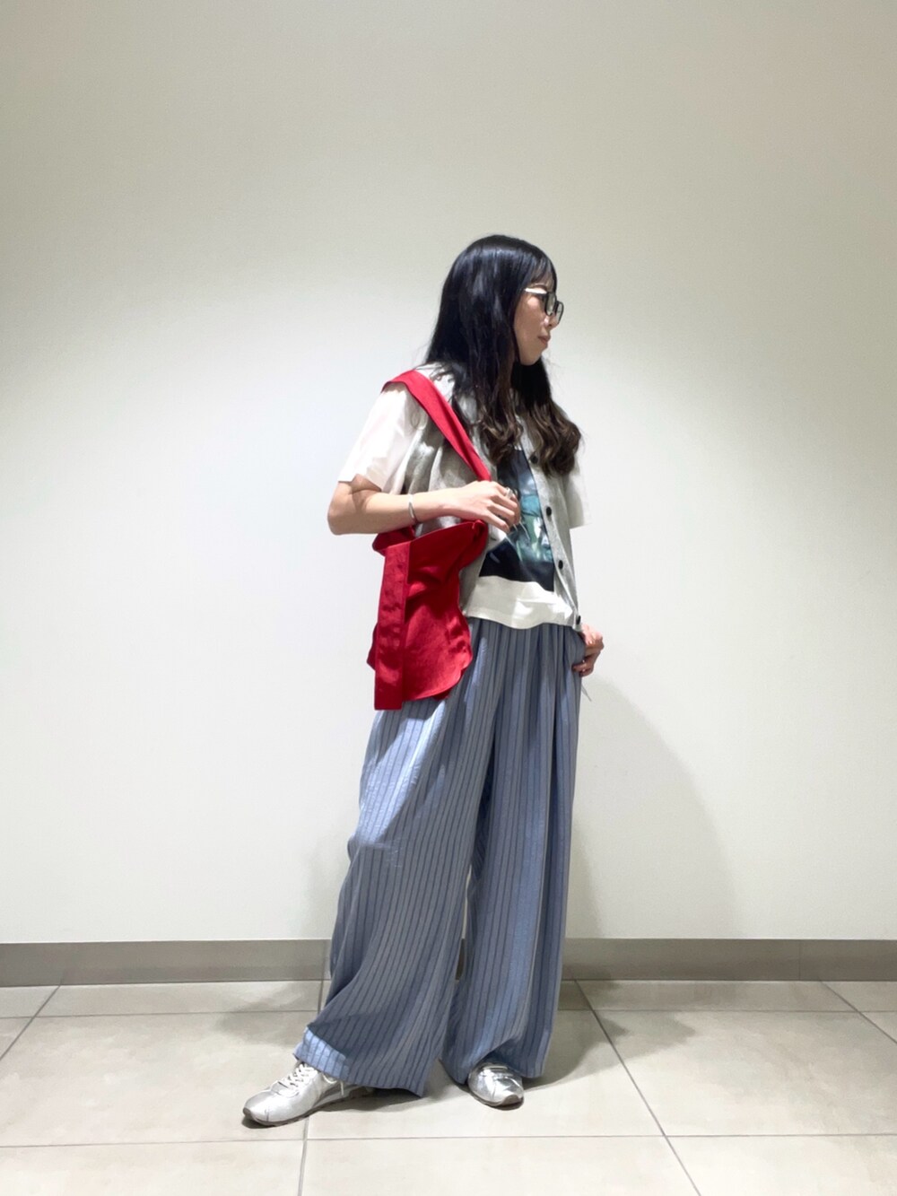 グレー系のその他パンツ、シルバー系のその他小物を着用したレディースの夏コーディネートの2枚目の写真