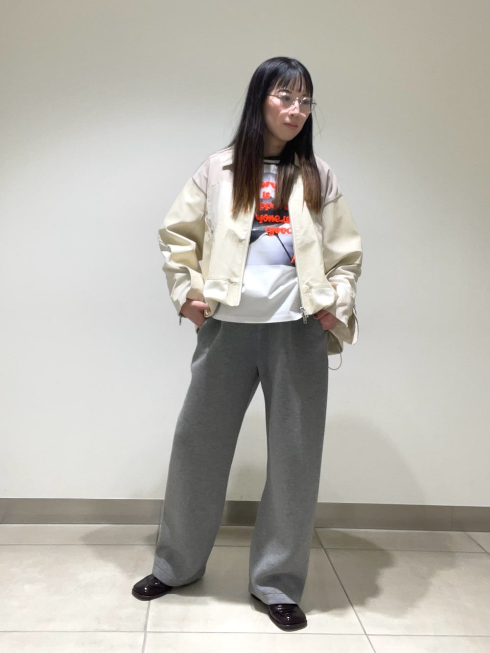 ホワイト系のブルゾンを着用したレディースの春コーディネートの2枚目の写真