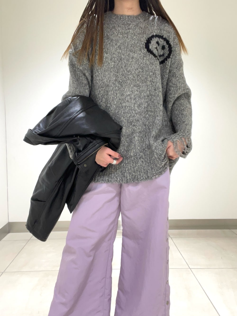パープル系のその他パンツ、グレー系のニット/セーター、ブラック系のその他アウターを着用したレディースの冬コーディネートの3枚目の写真