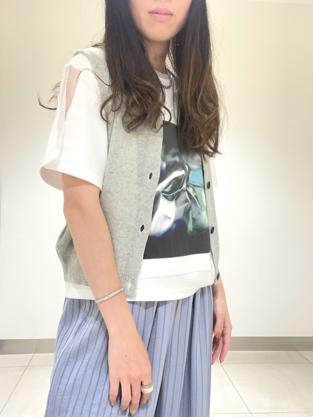 グレー系のその他パンツ、シルバー系のその他小物を着用したレディースの夏コーディネートの3枚目の写真