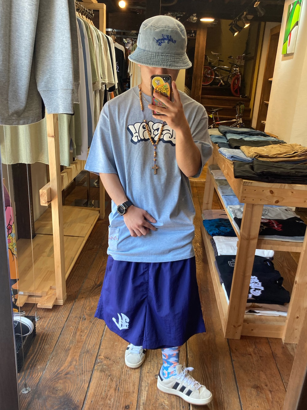 「夏ルックで気分アップ、ロゴT、バケットハット、ハーフパンツ、スニーカー、いいね、save、フォローお願いします🤑、おしゃれさんと繋がりたい、低身長、LEFLAH、Tシャツ、帽子、ストリート、メンズファッション、夏コーデ、ブルー」｜「LEFLAHのアイテム（Tシャツ/カットソー、ブルー系）」を使った、M4S4T0さん（メンズ・160cm）の夏コーディネートの2枚目の写真
