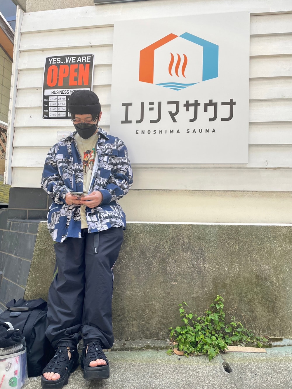 「夏コーデ、カジュアルコーデ、ナイロンパンツ、ラフ、サンダル、NIKE、LEFLAH、ストリート、サ活、ワイドパンツ、Tシャツ、サングラス、A.D.S.R.、低身長、いいね、save、フォローお願いします🤑」｜「grapefruitmoonのアイテム（帽子、ブラック系）」を使った、M4S4T0さん（メンズ・160cm）の春コーディネートの2枚目の写真
