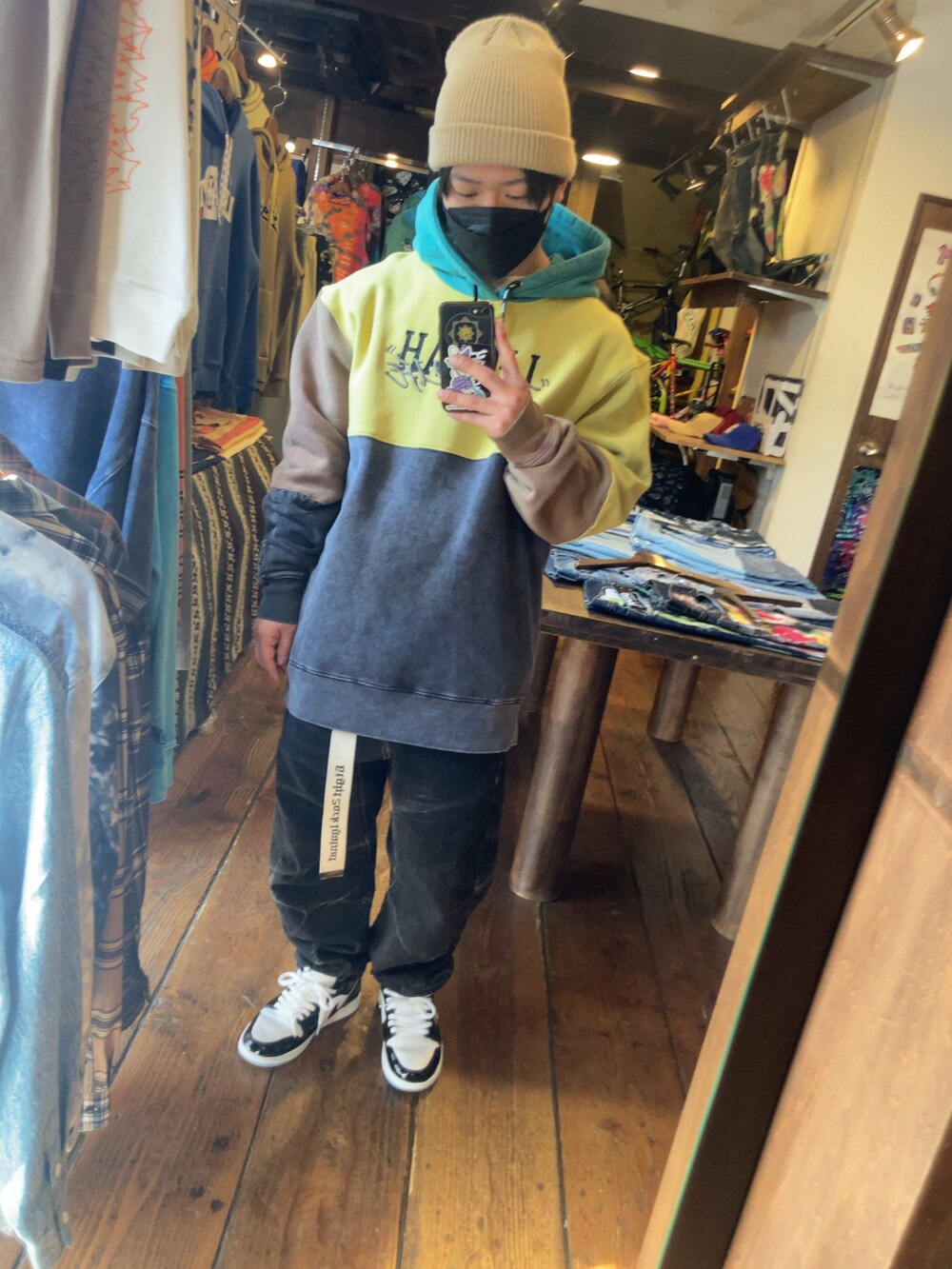 「大人カジュアル、おしゃれさんと繋がりたい、スニーカーコーデ、いいね、save、フォローお願いします🤑、休日スタイル、ストリート、スニーカー、低身長、春コーデ、パーカー、AIR JORDAN、デニム、ニットキャップ、LEFLAH」｜「AIR JORDANのAIR JORDAN 1 LOW エア ジョーダン 1 LOW 553558-124  124WHITE/HYPRYL（スニーカー、ホワイト系）」を使った、M4S4T0さん（メンズ・160cm）の冬コーディネートの2枚目の写真