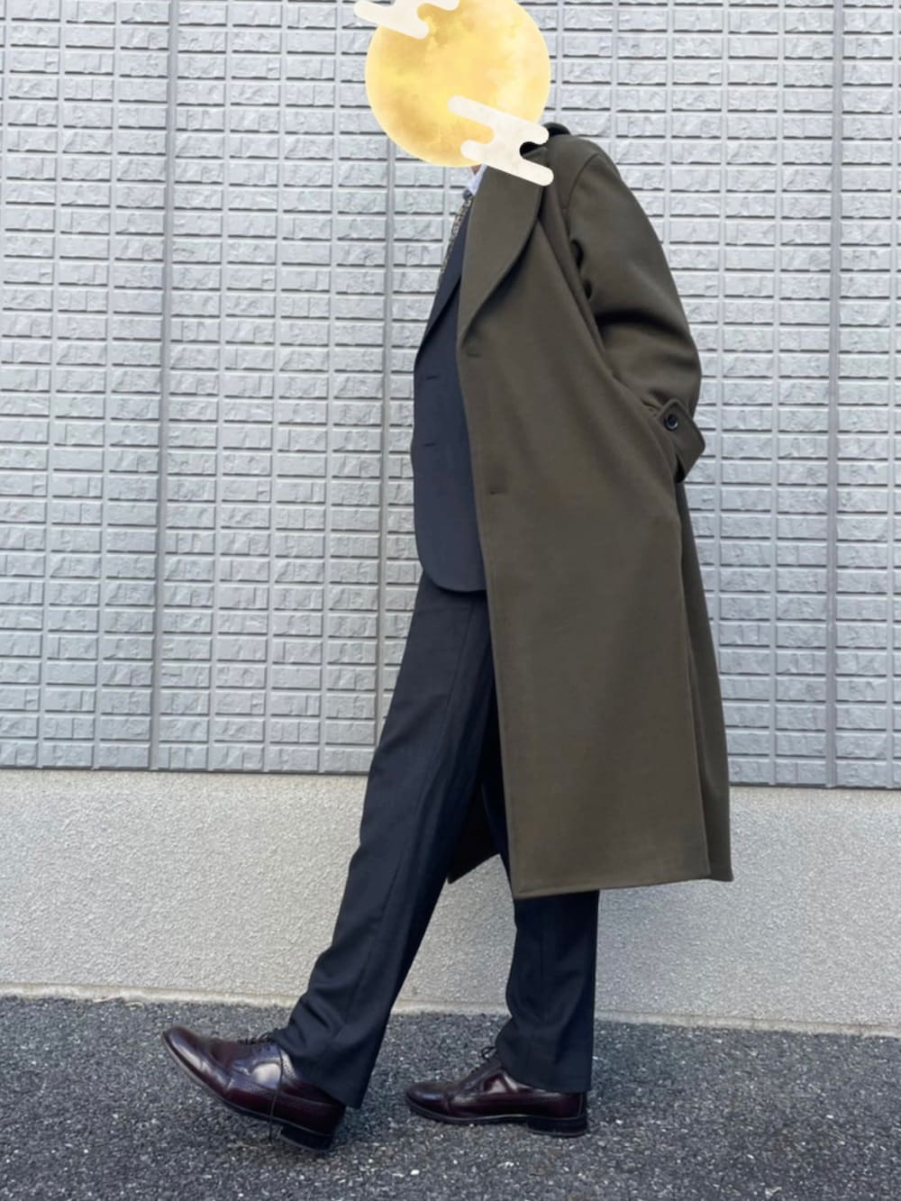 「初出勤、ビジネススタイル、チェスターコート、カーキアウター、カーキパンツ、カーキジャケット、グレーコーデ、ネクタイ」｜「LIDNMのSuper140s OFFICER COAT（チェスターコート、グリーン系）」を使った、Ryoさん（メンズ・182cm）の冬コーディネートの2枚目の写真