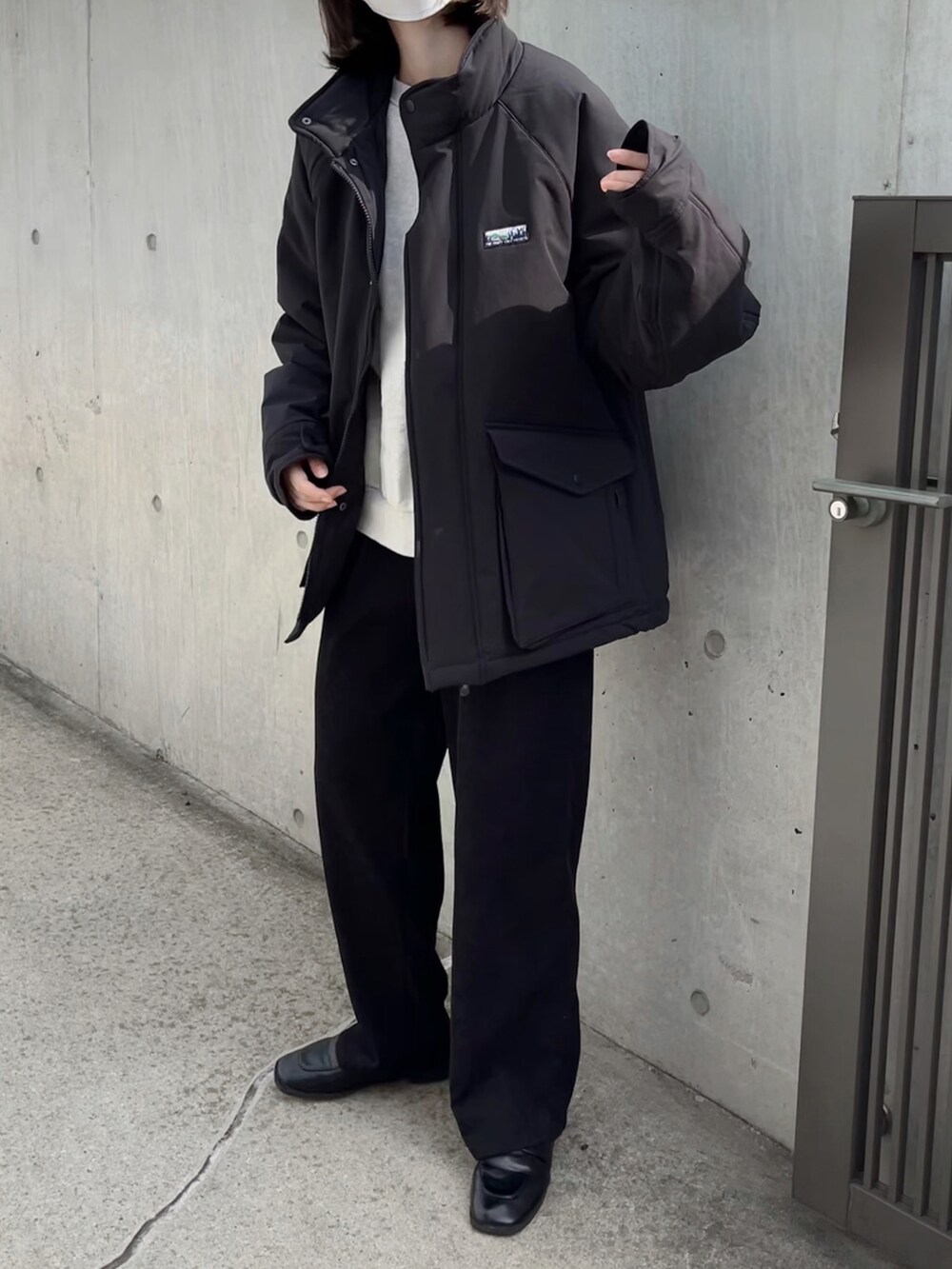 「ファッションを楽しもう、WEARyouthコーデ、ダウンジャケット、モノトーンコーデ、モノトーン、メンズライク、ユニセックス、ブラックコーデ、カジュアルコーデ、シンプルコーデ、プチプラコーデ、スウェット、ローファー、コーデュロイパンツ」｜「SVECのスクエアトゥ コイン ローファー（ローファー、ブラック系）」を使った、Mocyaさん（レディース・161cm）の秋コーディネートの2枚目の写真