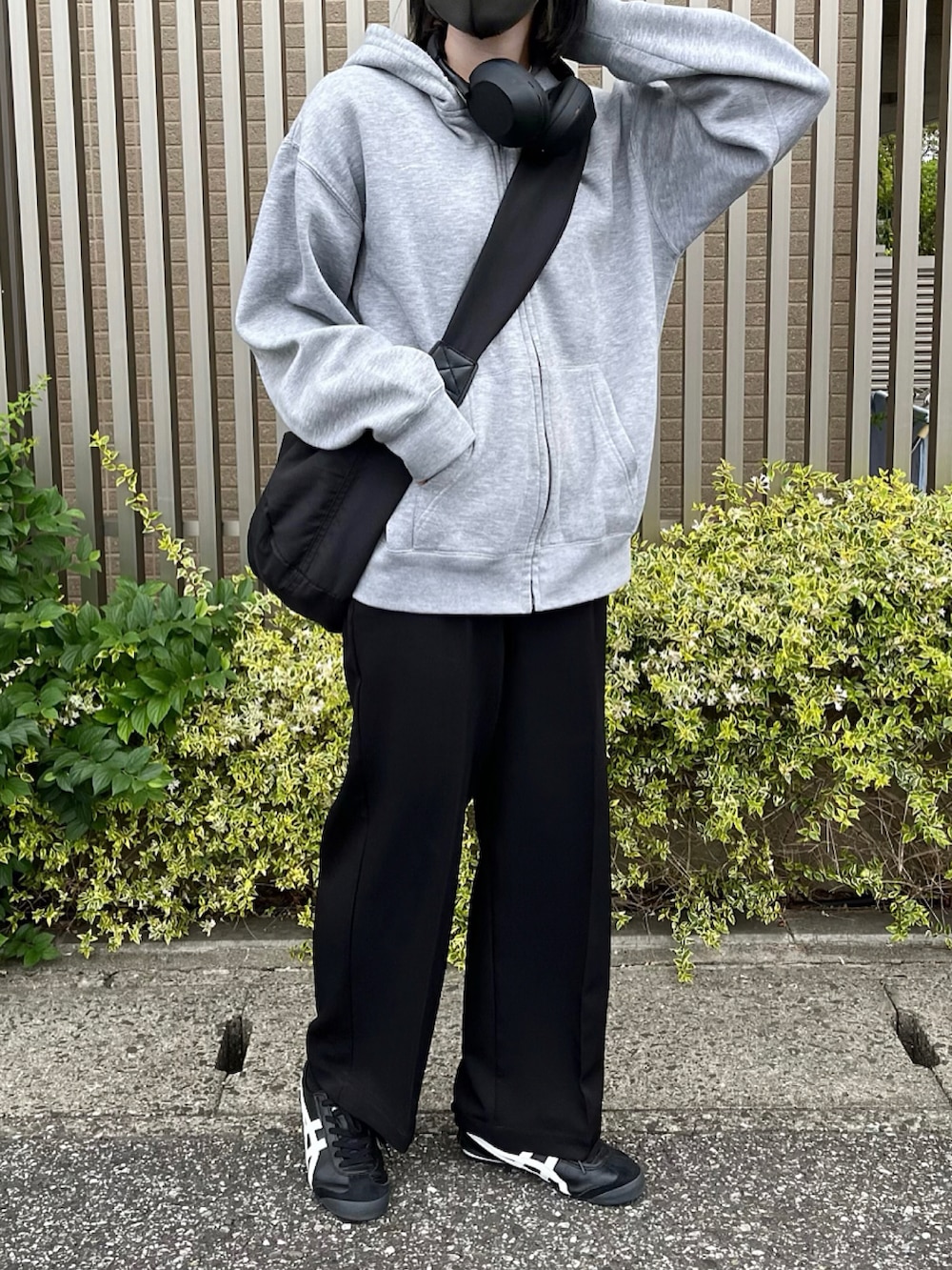 「秋服まるっと大公開、オトナカジュアル、カジュアルコーデ、メンズライク、ラクチンコーデ、休日スタイル、パーカー、スウェット、スラックス、ゆるコーデ、スニーカーコーデ、ショルダーバッグ、モノトーンコーデ、モノトーン、ストリートコーデ」｜「apres jour mignonの【apresjour mignon×ARIAZ】ショルダーバッグ（ショルダーバッグ、ブラック系）」を使った、Mocyaさん（レディース・161cm）の秋コーディネートの2枚目の写真
