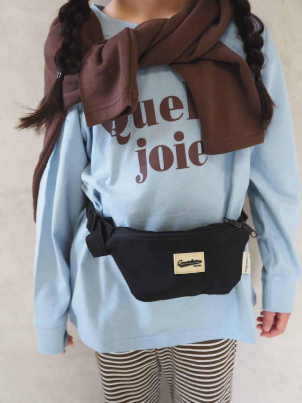 ブラウン系のカーディガン/ボレロ、グレー系のTシャツ/カットソー、その他のその他パンツを着用したキッズの冬コーディネートの5枚目の写真