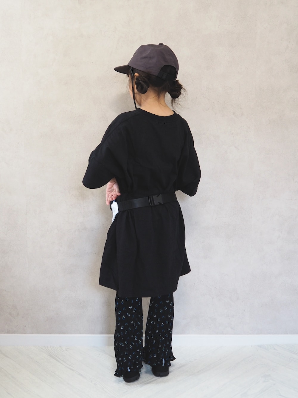 ブラック系のその他パンツ、ホワイト系のボディバッグ/ウエストポーチ、ブラック系のTシャツ/カットソーを着用したキッズの夏コーディネートの5枚目の写真