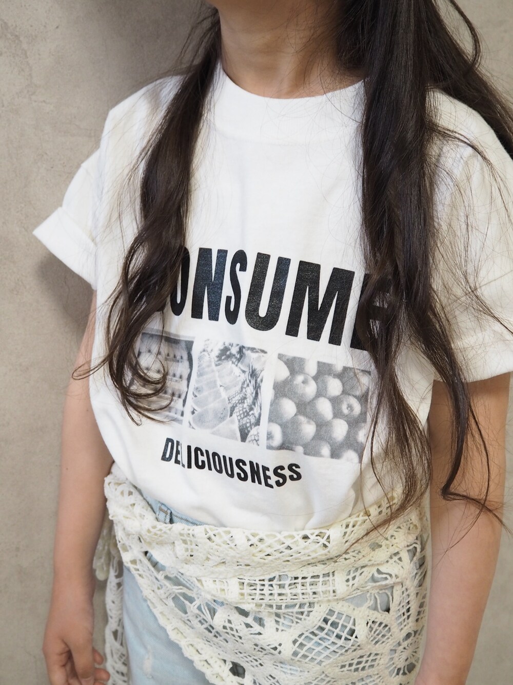 ホワイト系のTシャツ/カットソー、ブルー系のデニムパンツ、ブルー系のキャップを着用したキッズの春コーディネートの4枚目の写真