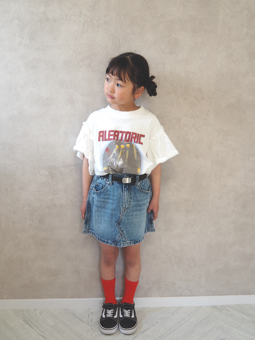 ブルー系のデニムスカート、ホワイト系のTシャツ/カットソー、レッド系のソックス/靴下を着用したキッズの春コーディネートの2枚目の写真