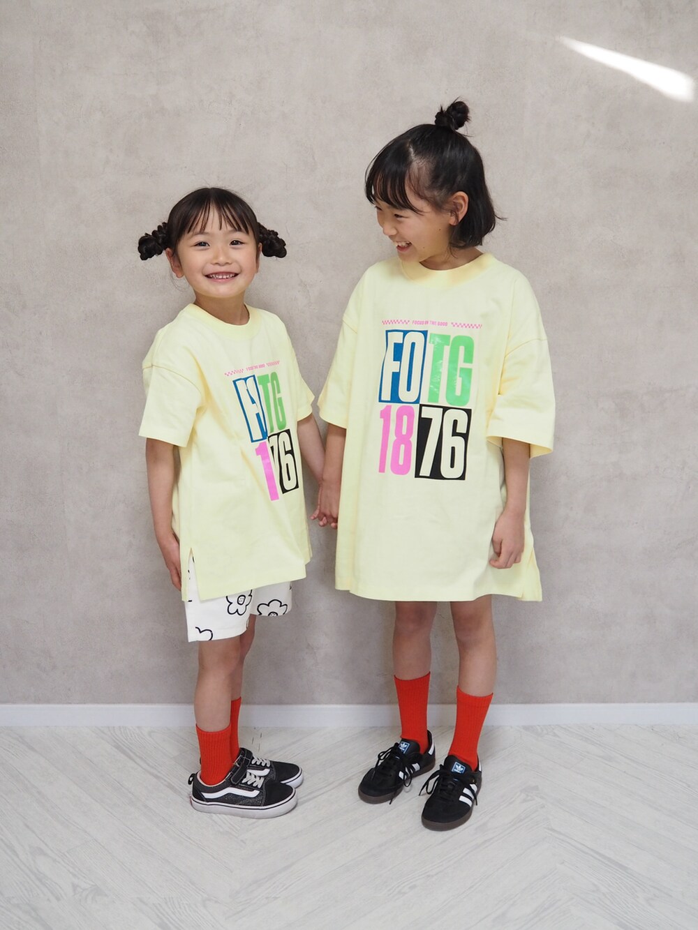 ブラック系のスニーカー、イエロー系のTシャツ/カットソー、ホワイト系のその他パンツを着用したキッズの春コーディネートの2枚目の写真