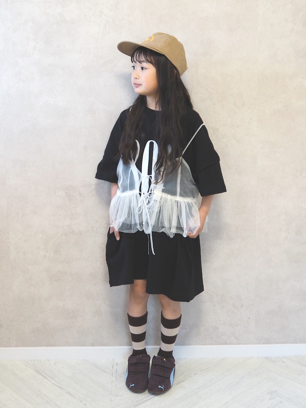 ブラウン系のスニーカー、ブラック系のTシャツ/カットソー、ゴールド系のキャップを着用したキッズの春コーディネートの2枚目の写真