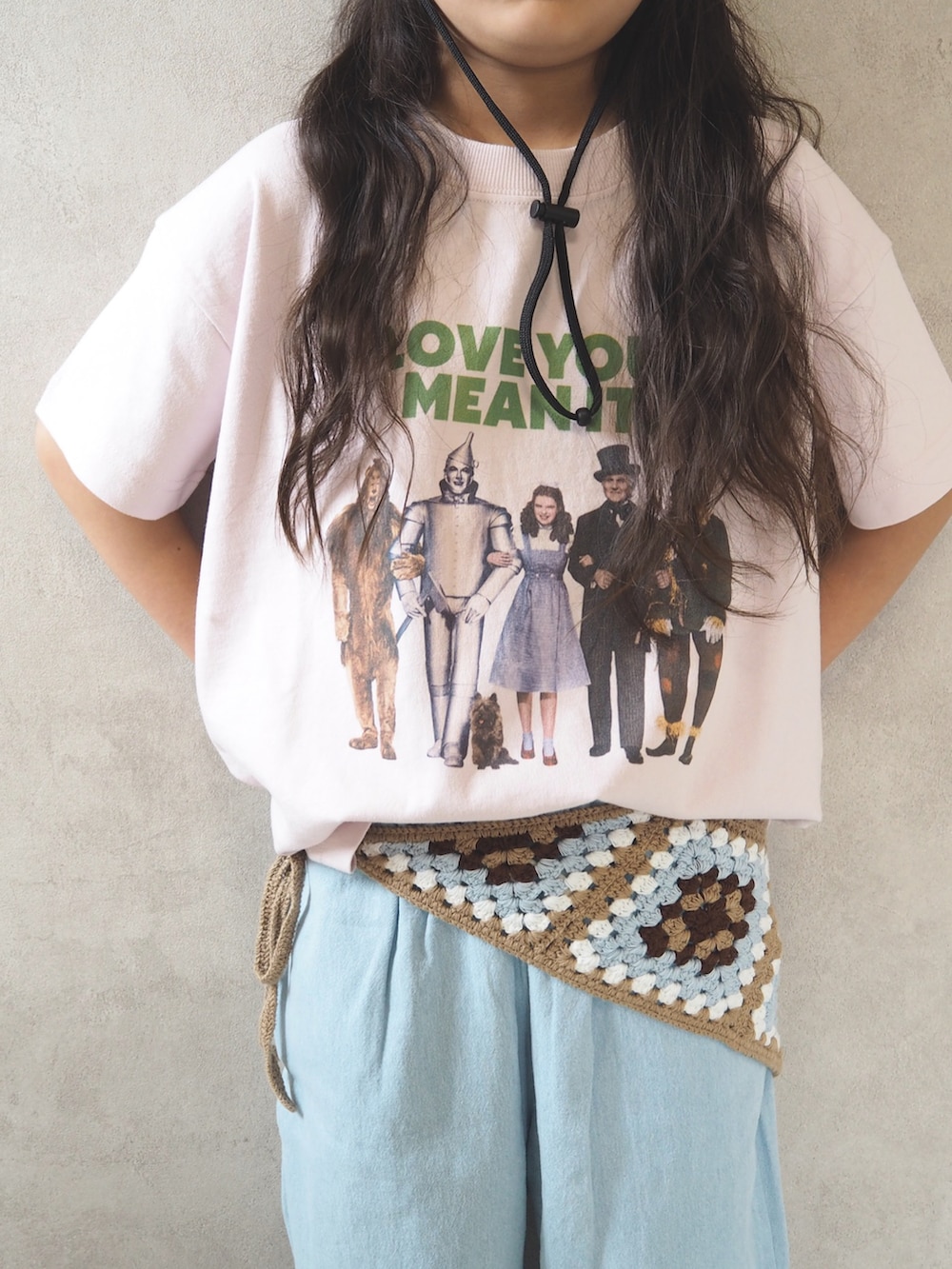 ブルー系のデニムパンツ、ピンク系のTシャツ/カットソー、ブラック系のサンダルを着用したキッズの夏コーディネートの4枚目の写真