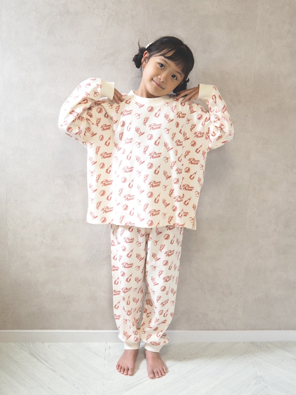 ホワイト系のTシャツ/カットソー、ホワイト系のヘアピンを着用したキッズの秋コーディネートの3枚目の写真