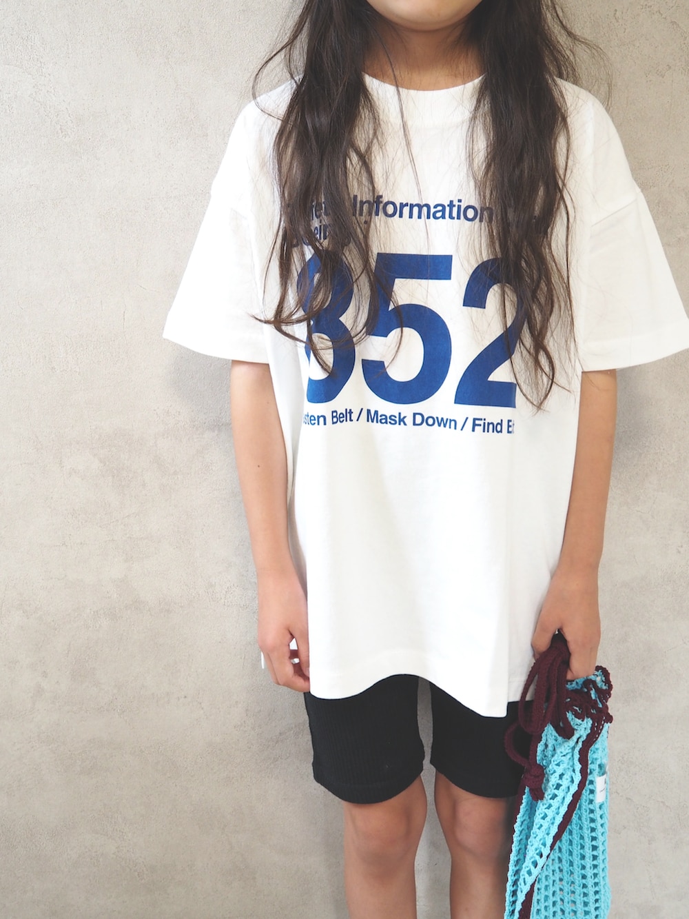ホワイト系のTシャツ/カットソー、ブルー系のショルダーバッグ、ベージュ系のサンダルを着用したキッズの夏コーディネートの5枚目の写真