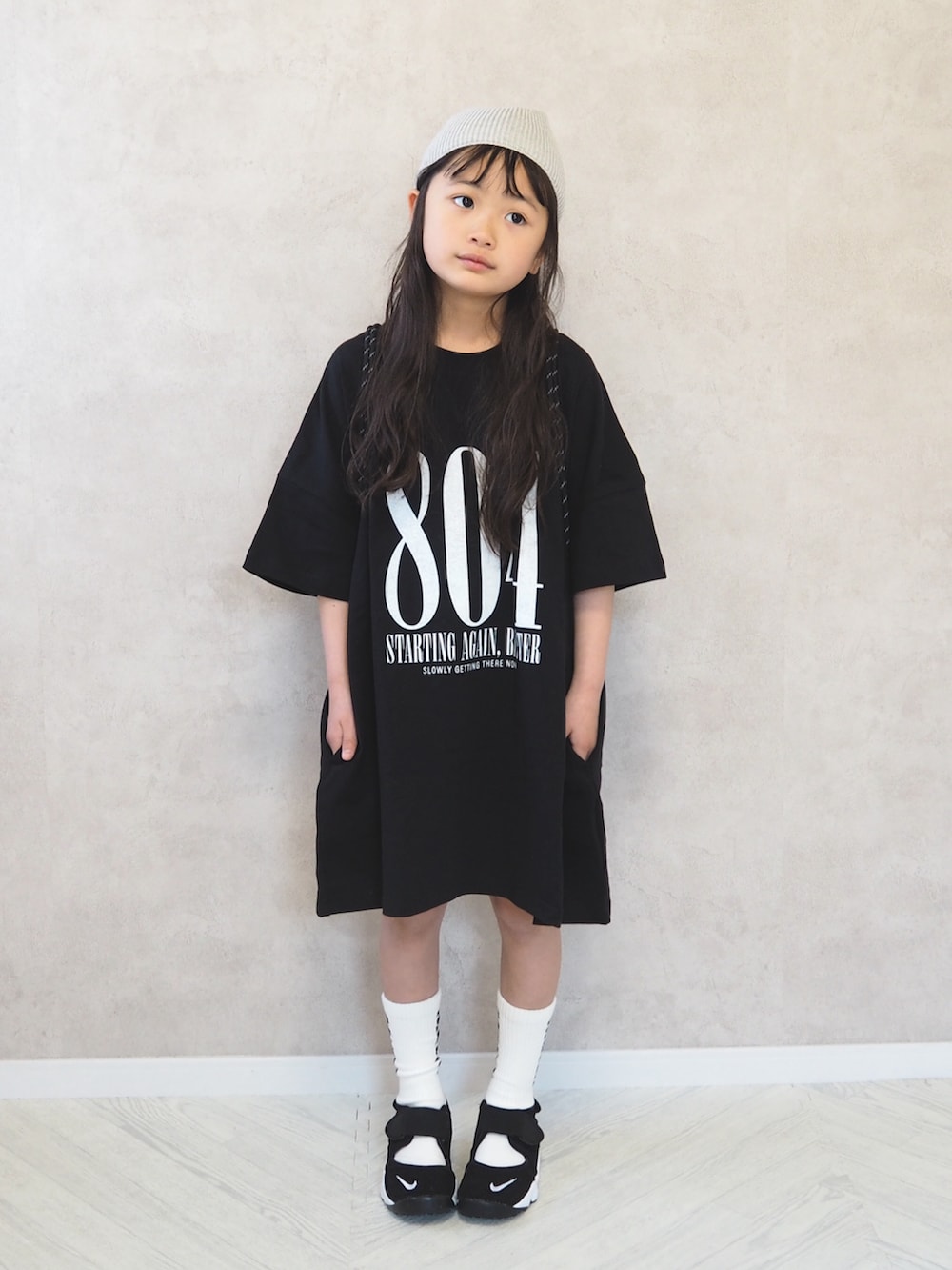 ブラック系のスニーカー、ブラック系のTシャツ/カットソー、ブラック系のバックパック/リュックを着用したキッズの春コーディネートの3枚目の写真