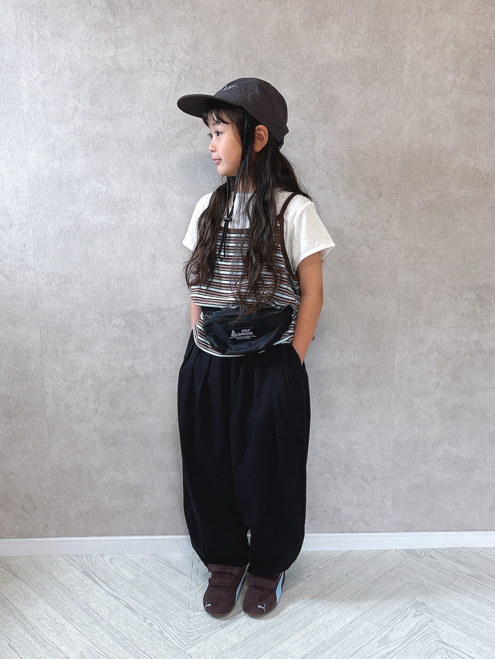 ブルー系のTシャツ/カットソー、ホワイト系のTシャツ/カットソー、ブラック系のその他パンツを着用したキッズの夏コーディネートの2枚目の写真