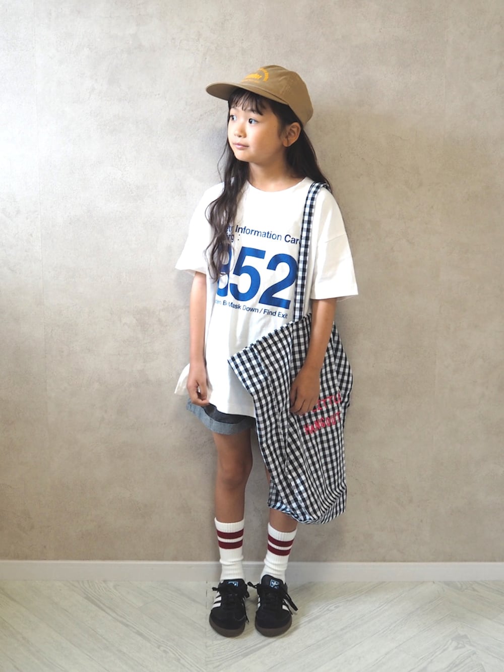 ブラック系のトートバッグ、ホワイト系のTシャツ/カットソー、ブラック系のその他パンツを着用したキッズの夏コーディネートの2枚目の写真