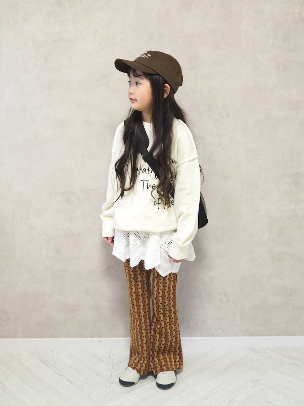 ホワイト系のTシャツ/カットソー、ホワイト系のキャミソール、ブラウン系のその他パンツを着用したキッズの冬コーディネートの2枚目の写真